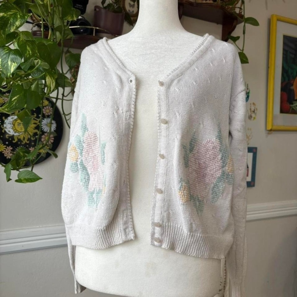 Vintage Knitted Cardigan Size M White Dainty Swiss Darning‎ Embroidered Floral